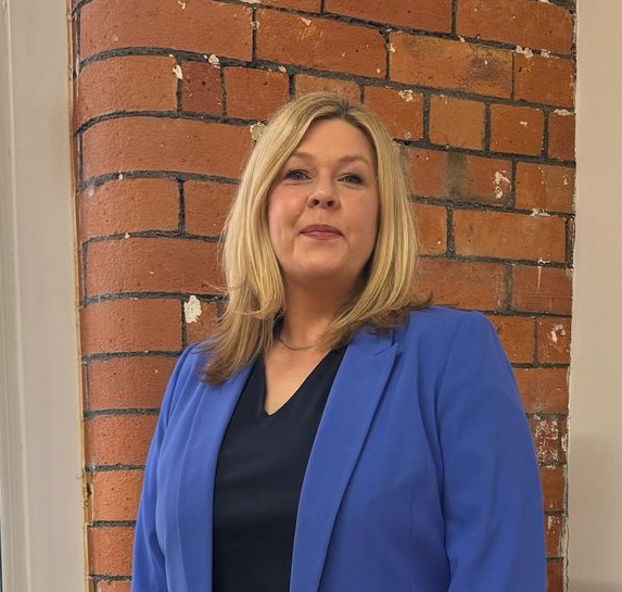 Valerie McConville<br />
Chief Executive<br />
